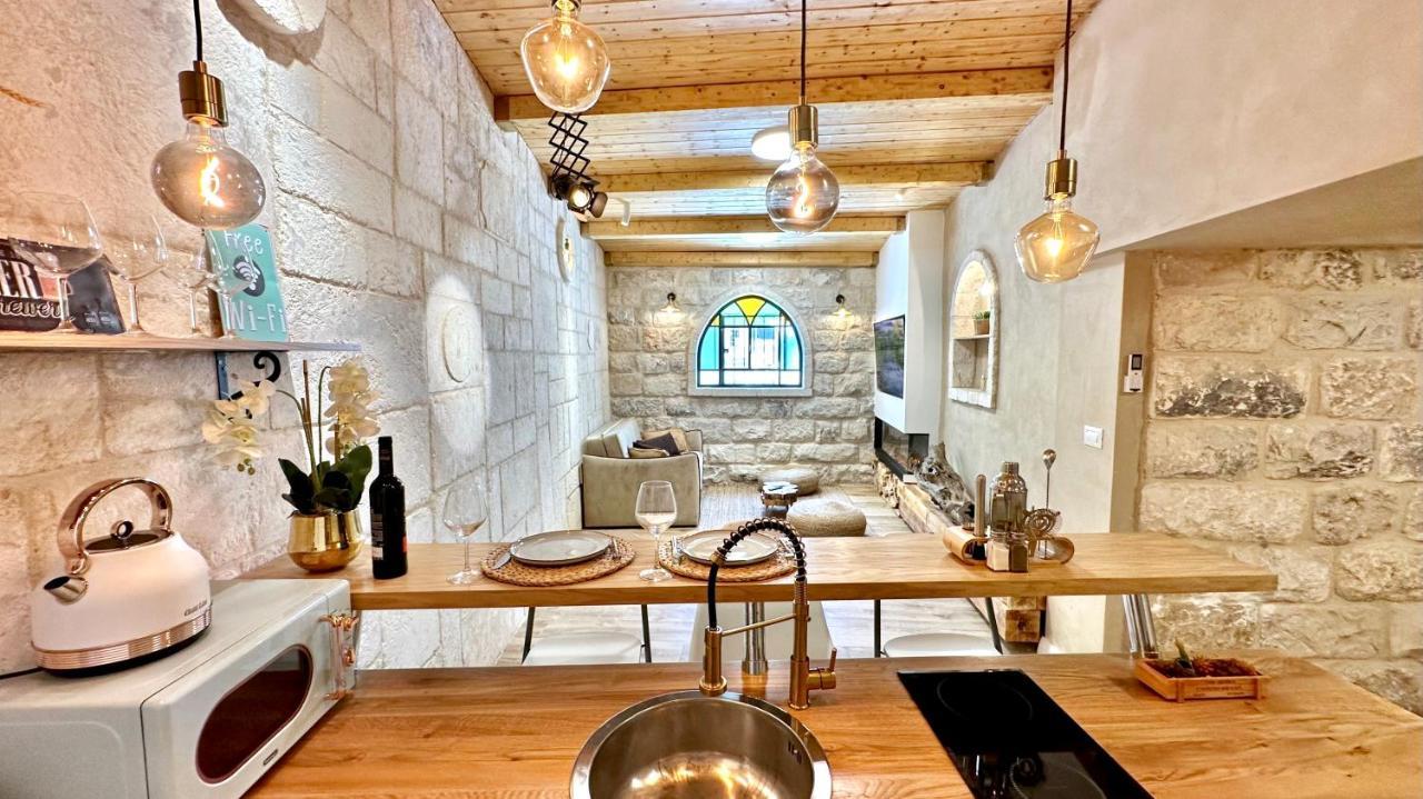 Boutique Apartment In Heart Of Haifa Esterno foto