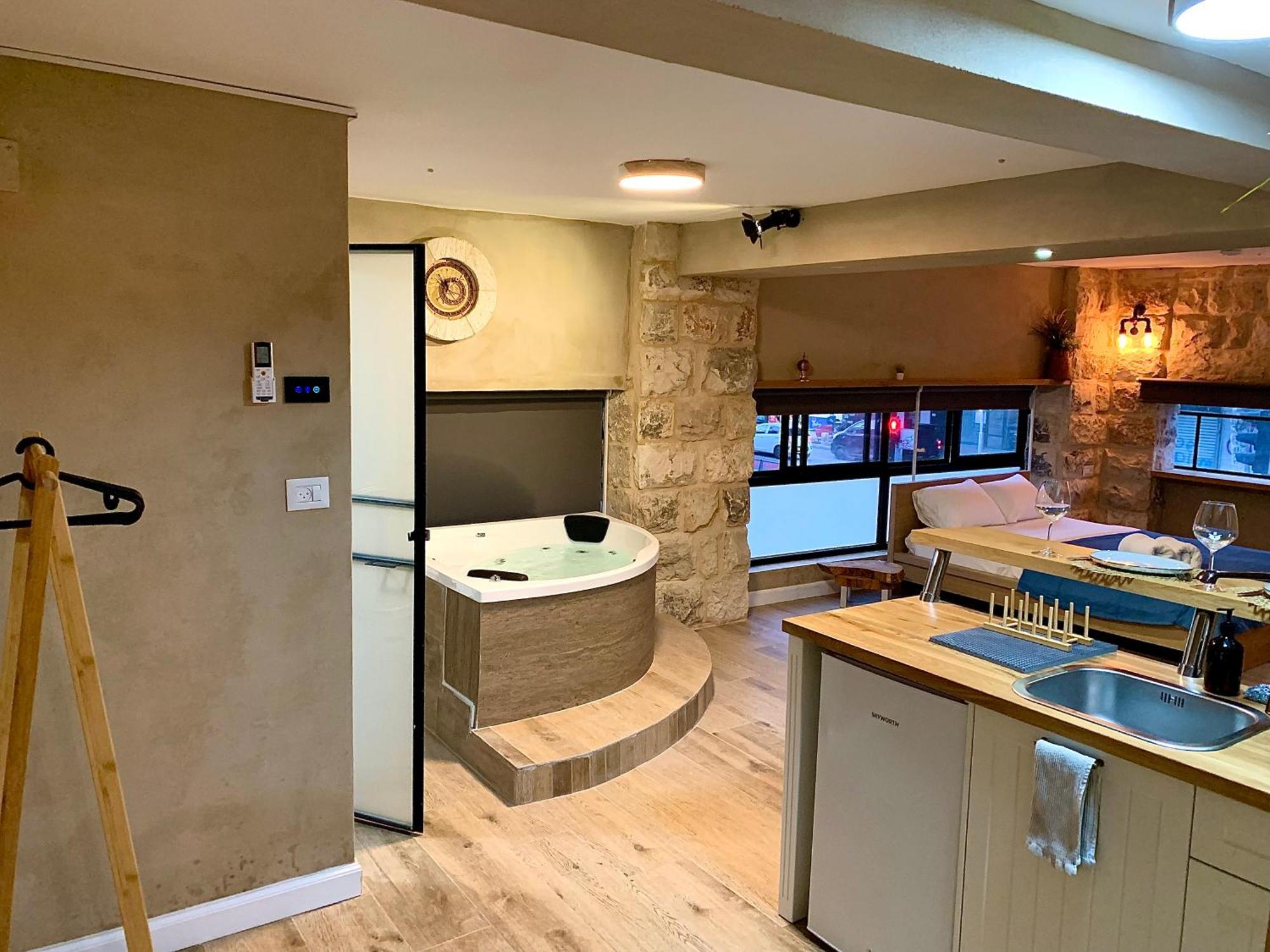 Boutique Apartment In Heart Of Haifa Esterno foto